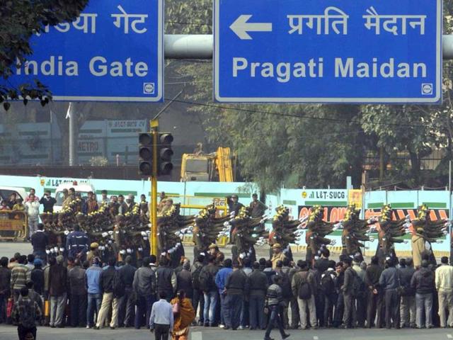 People watching Republic Day Rehearsals at ITO, in New Delhi on Thursday.(Photo by Sushil Kumar/Hindustan Times)
