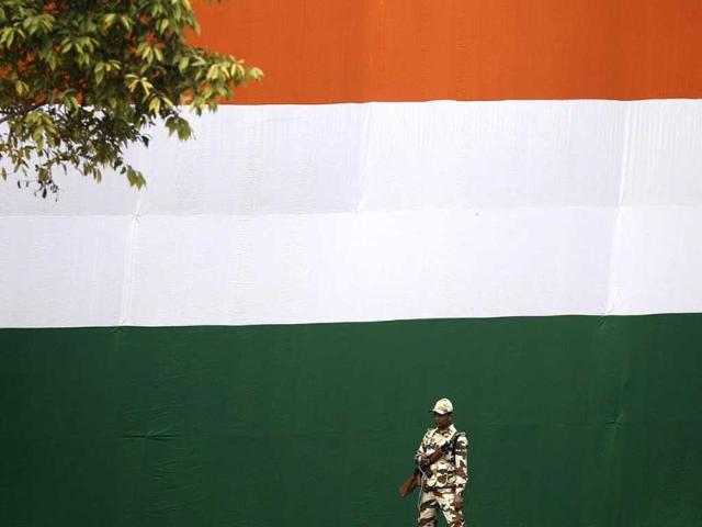 A paramilitary soldier stands guard during the full dress rehearsal for the Republic Day parade in New Delhi. (Reuters photo)