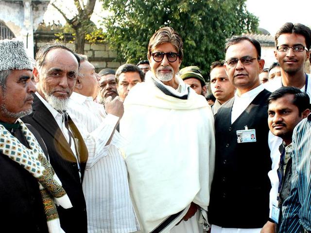 Amitabh Bachchan poses with members of the Sarkhej Roza Committee on his arrival at the ancient Sarkhej Roza in Ahmedabad.