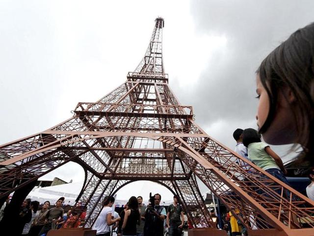 A girl looks at an eight-meter Eiffel Tower replica given by France's ambassador to Honduras to Tegucigalpa's Mayor Ricardo Alvarez in Tegucigalpa. (AFP photo)