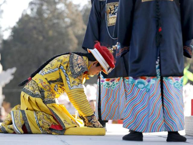 A performer, dressed as a Qing dynasty emperor, bows as he takes part in the re-enactment of the ancient Qing Dynasty ceremony in which emperors prayed for good harvest and fortune, during the opening of the temple fair for the Chinese New Year celebrations at Ditan Park in Beijing. (Reuters photo) A performer, dressed as a Qing dynasty emperor, bows as he takes part in the re-enactment of the ancient Qing Dynasty ceremony in which emperors prayed for good harvest and fortune, during the opening of the temple fair for the Chinese New Year celebrations at Ditan Park in Beijing. (Reuters photo)