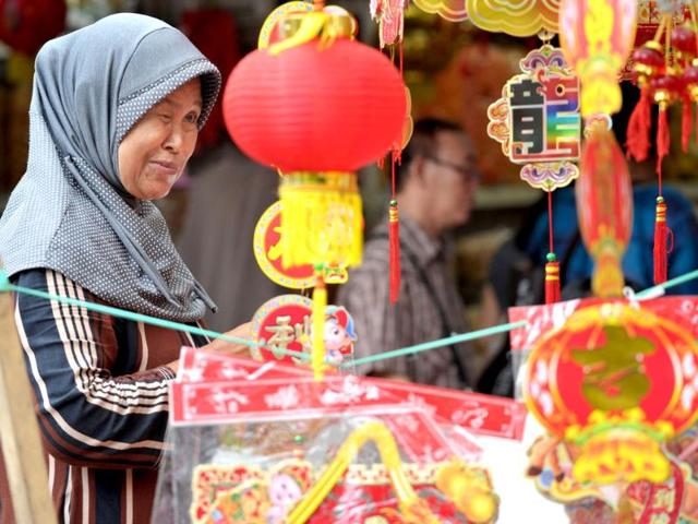 A woman stands near a stall selling decorations to welcome the upcoming Lunar New Year Year of the Horse in Jakarta. Indonesia's ethnic Chinese was forbidden to celebrate the Lunar New Year during the 30 year regime of Indonesian dictator Suharto until his downfall in 1998. (AFP photo) A woman stands near a stall selling decorations to welcome the upcoming Lunar New Year Year of the Horse in Jakarta. Indonesia's ethnic Chinese was forbidden to celebrate the Lunar New Year during the 30 year regime of Indonesian dictator Suharto until his downfall in 1998. (AFP photo)
