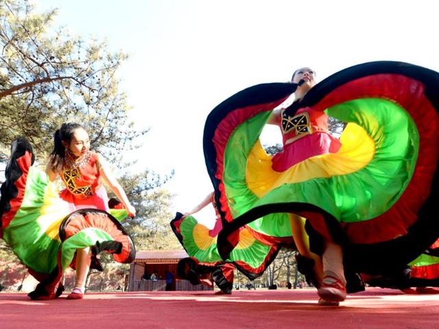 Ethnic dancers from southwest China's Yunnan province perform at the Ditan park temple fair in Beijing on the eve of the Lunar New Year. (AFP photo) Ethnic dancers from southwest China's Yunnan province perform at the Ditan park temple fair in Beijing on the eve of the Lunar New Year. (AFP photo)