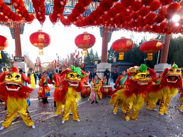 Lion dancers perform at the opening ceremony of the Ditan park temple fair in Beijing on the eve of the Lunar New Year. (AFP photo) Lion dancers perform at the opening ceremony of the Ditan park temple fair in Beijing on the eve of the Lunar New Year. (AFP photo)