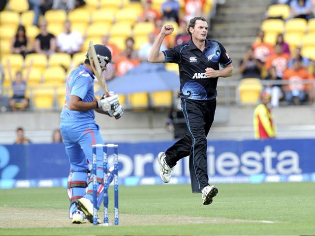 New Zealand’s Kyle Mills celebrates after Shikhar Dhawan (L) was caught by Ross Taylor for 4 in their fifth ODI in Wellington. (AP Photo)