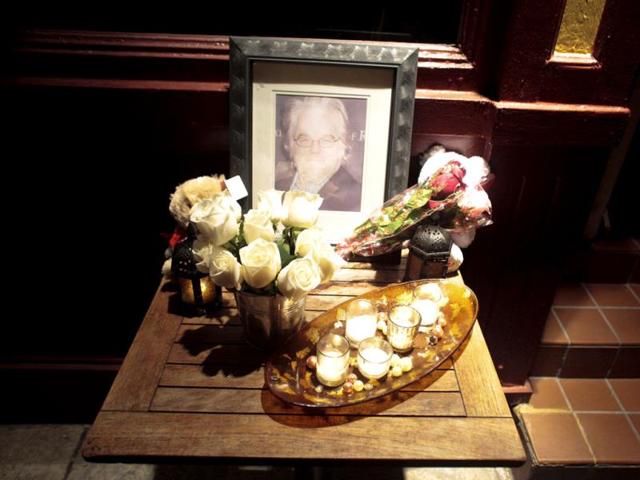 A portrait and flowers in memory of actor Philip Seymour Hoffman is displayed outside Philip Marie Restaurant and bar on Hudson Street in Manhattan, New York on February 2, 2014. (Reuters Photo)
