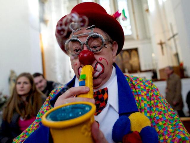 A clown entertains children during a service in memory of celebrated clown Joseph Grimaldi at a church in Dalston, east London. (AFP photo)