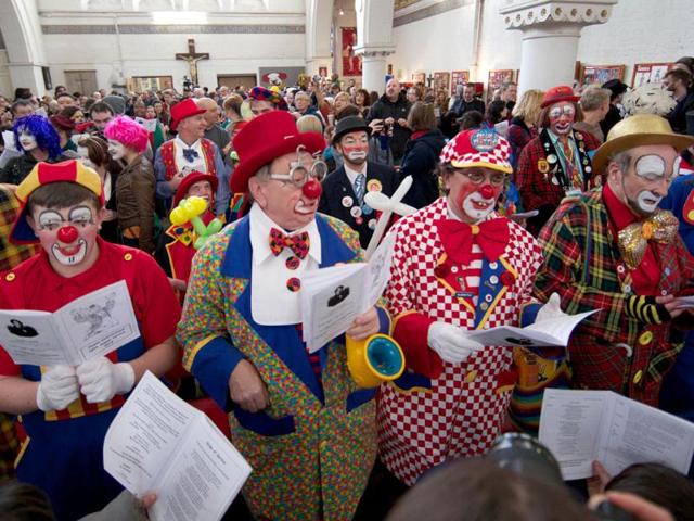 Clowns dressed in full costume attend a Service in memory of celebrated clown Joseph Grimaldi at a church in Dalston, east London.(AFP photo)
