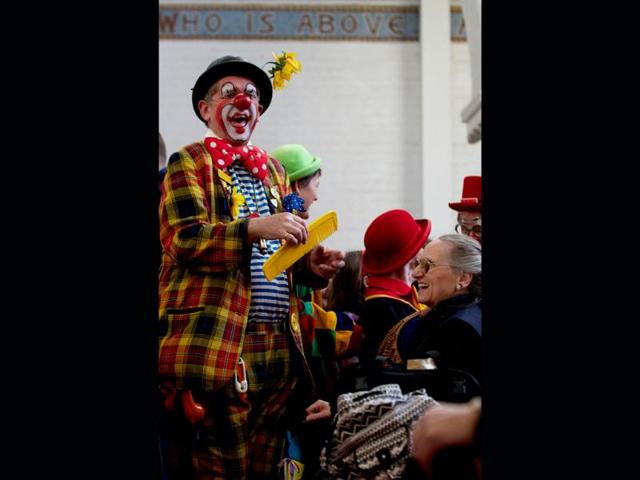 A clown entertains the congregation during a service in memory of celebrated clown Joseph Grimaldi at a church in Dalston, East London. (AFP photo)
