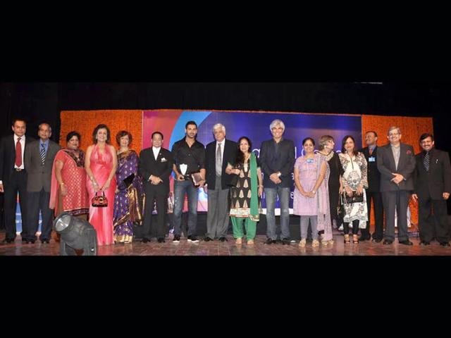 John poses with Jai Hind College Alumni Association Committee Members. 
