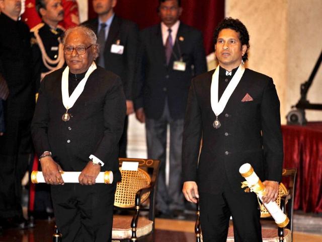 Sachin Tendulkar and eminent scientist Prof CNR Rao were conferred with Bharat Ratna by President Pranab Mukherjee at a function held at the Rashtrapati Bhavan in New Delhi.(Ajay Aggarwal/HT photo) Sachin Tendulkar and eminent scientist Prof CNR Rao were conferred with Bharat Ratna by President Pranab Mukherjee at a function held at the Rashtrapati Bhavan in New Delhi.(Ajay Aggarwal/HT photo)