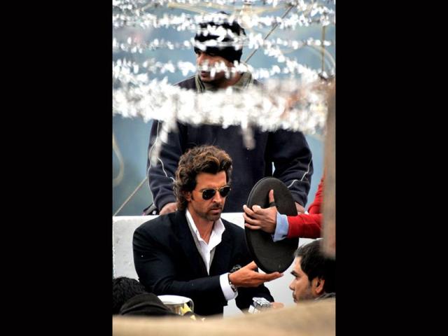 Hrithik ignores doctor's advice, undertakes long road journey for Bang Bang | Bollywood - Hindustan Times Hrithik ignores doctor's advice, undertakes long road journey for Bang Bang | Bollywood - Hindustan Times