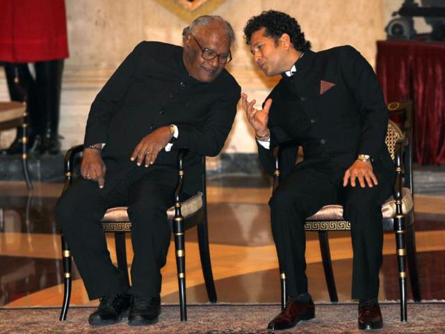 Sachin Tendulkar and eminent scientist Prof CNR Rao sharing a light moment. (Ajay Aggarwal / HT)