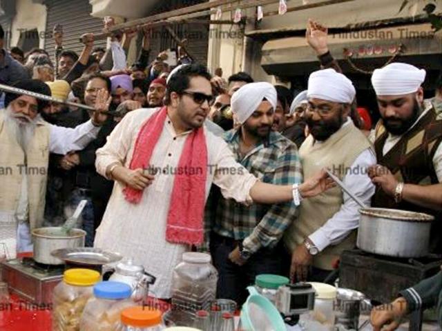 Mika Singh sells tea for TV show Mission Sapne.