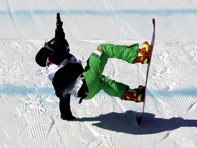 Ireland's Seamus O'Connor crashes during the men's snowboard slopestyle qualifying at the Rosa Khutor Extreme Park ahead of the 2014 Winter Olympics in Krasnaya Polyana, Russia. (AP photo) 