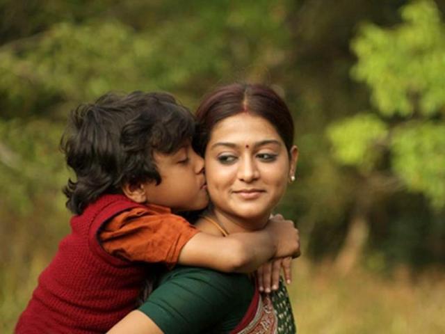 A still from the film Pannaiyarum Padminiyum.