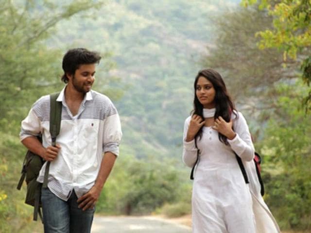 Pannaiyarum Padminiyum revolves around an old man and his love for his vintage car Premier Padmini car.