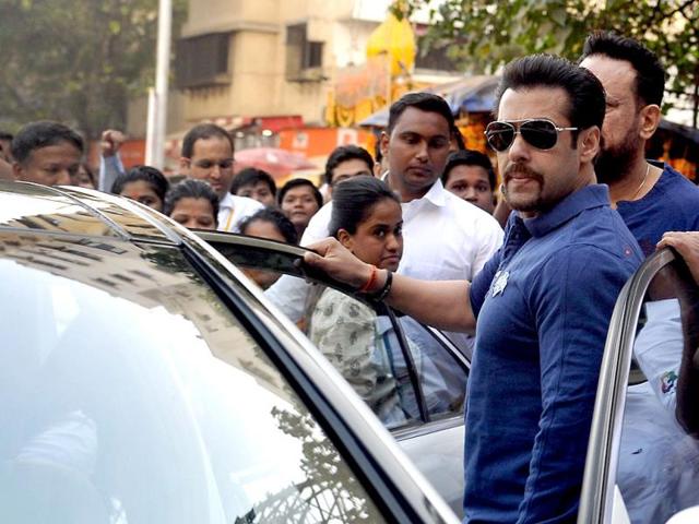 Salman Khan at the Little Hearts Marathon, a children's marathon of up to 2 kms, organized by Wadia Hospital and Siddhivinayak Temple in Mumbai on February 9, 2014. AFP PHOTO