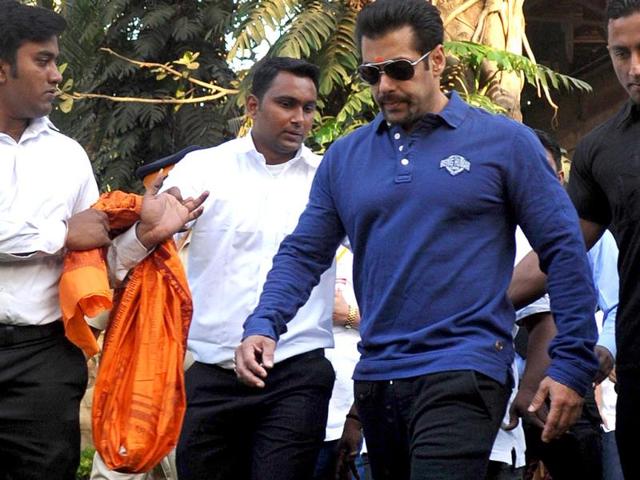 Salman Khan in a hurry? At the 'Little Hearts Marathon', a children's marathon of up to 2 kms, organized by Wadia Hospital and Siddhivinayak Temple in Mumbai on February 9, 2014. AFP PHOTO
