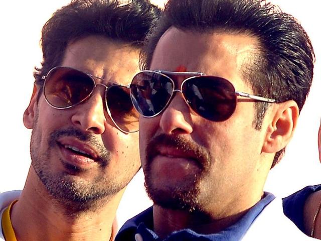 Salman Khan and Dino Moria attended Little Hearts Marathon, a children's marathon of up to 2 kms, organized by Wadia Hospital and Siddhivinayak Temple in Mumbai on February 9, 2014. (AFP Photo)