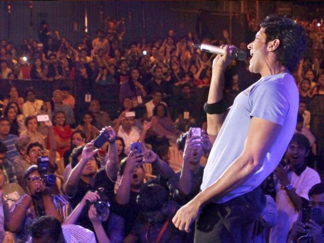 Crowds go crazy as Farhan Akhtar performs on the final day of the Kalaghoda Arts Festival in Mumbai. (Kalpak Pathak/ HT Photo)