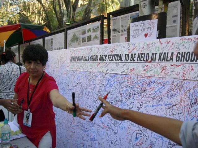 Visitors show their support for the HT Kala Ghoda Art Festival during a signature campaign at the close of the festival in Mumbai. (HT Photo/ Satish Bate)