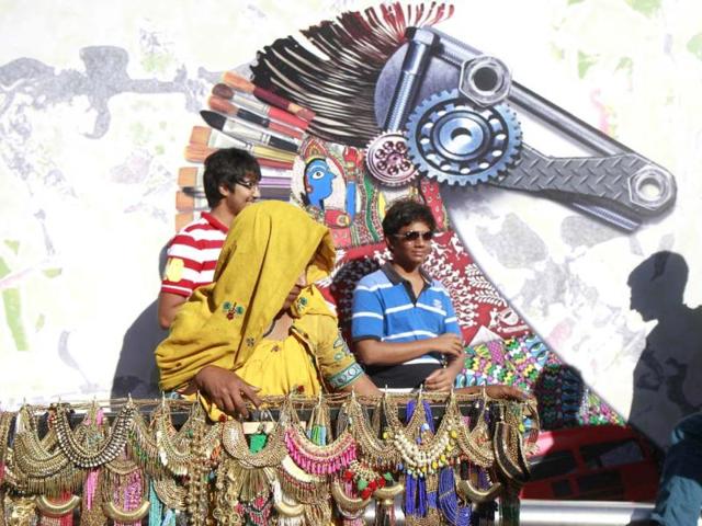 Visitors throng the Kala Ghoda Art Festival in Mumbai on its closing day. (HT Photo/ Satish Bate)