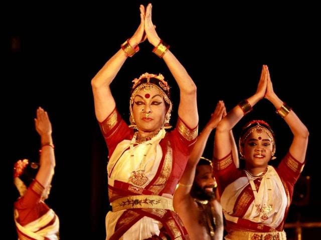 Classical dancer Mallika Sarabhai performs at the closing day of the Kala Ghoda Art Festival. (HT Photo/ Satish Bate)