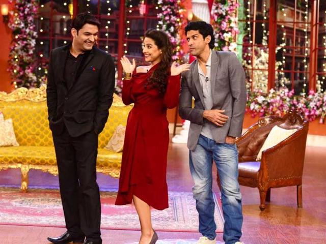 Kapil Sharma enjoys the company of Vidya Balan while Farhan Akhtar gets jealous during their promotional visit to Comedy Nights with Kapil for Shaadi Ke Side Effects. Kapil Sharma enjoys the company of Vidya Balan while Farhan Akhtar gets jealous during their promotional visit to Comedy Nights with Kapil for Shaadi Ke Side Effects.