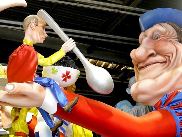 Figures depicting President of Russia Vladimir Putin, left, and French actor Gerard Depardieu are seen on a float during preparations the Nice carnival parade celebrating the "King of gastronomy" (AP photo)