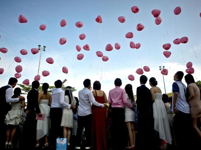 Other than lanters: Malaysian couples release heart-shaped balloons after a mass wedding on V-day (AFP photo) Other than lanters: Malaysian couples release heart-shaped balloons after a mass wedding on V-day (AFP photo)