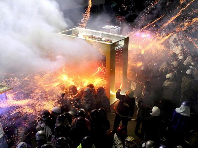 People are hit by firecrackers during Beehive Rockets Festival ahead of Chinese Lantern Festival in Tainan, southern Taiwan (Reuters photo) People are hit by firecrackers during Beehive Rockets Festival ahead of Chinese Lantern Festival in Tainan, southern Taiwan (Reuters photo)