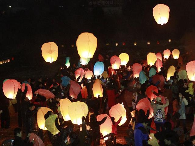 Residents release paper lanterns into the air ato celebrate the first full moon of the Lunar New Year, in Yongin, South Korea (AP photo) Residents release paper lanterns into the air ato celebrate the first full moon of the Lunar New Year, in Yongin, South Korea (AP photo)