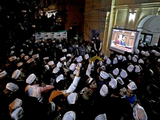 Supporters of Aam Aadmi Party chief Arvind Kejriwal watch the proceedings of Delhi assembly on a big screen at the party headquarters in New Delhi on February 14, 2014. (Reuters photo)