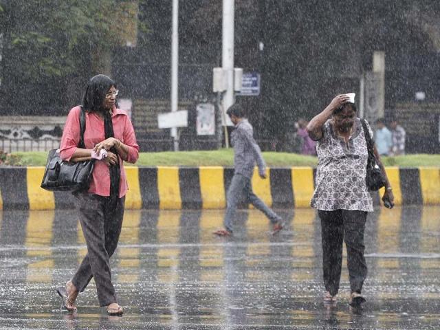 Two women make their way through the unexpected rain in Mumbai (Kunal Patil/HT)