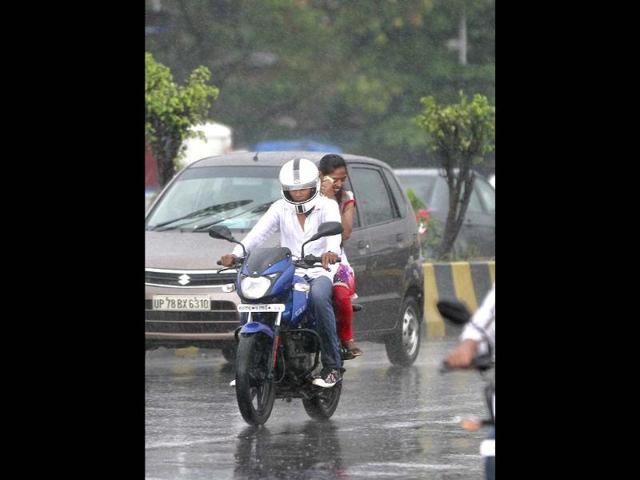 Sudden downpour in Mumbai brought lovers on the streets (Kunal Patil/HT)