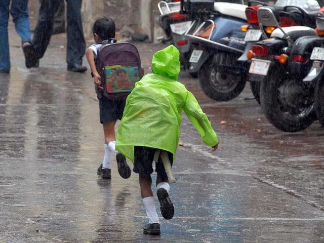 Excited kids run from school into the rain (Kunal Patil/HT)