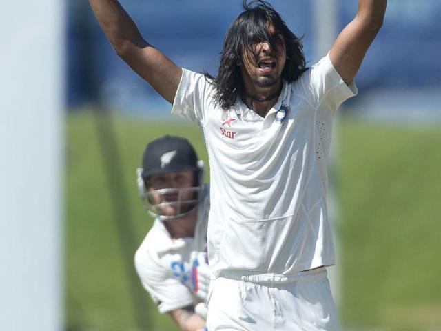 Ishant Sharma (R) appeals for an LBW on Brendon McCullum (L) of New Zealand during Day 4 of the 2nd Test at the Basin Reserve in Wellington. (AFP Photo)