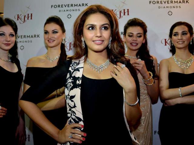 Bollywood actor Huma Qureshi looked gorgeous while promoting a jewellery brand. Check out pics.