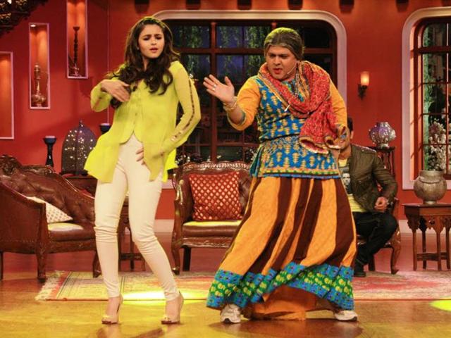 Alia Bhatt dances to a Bollywood number on sets of Comedy Nights with Kapil.