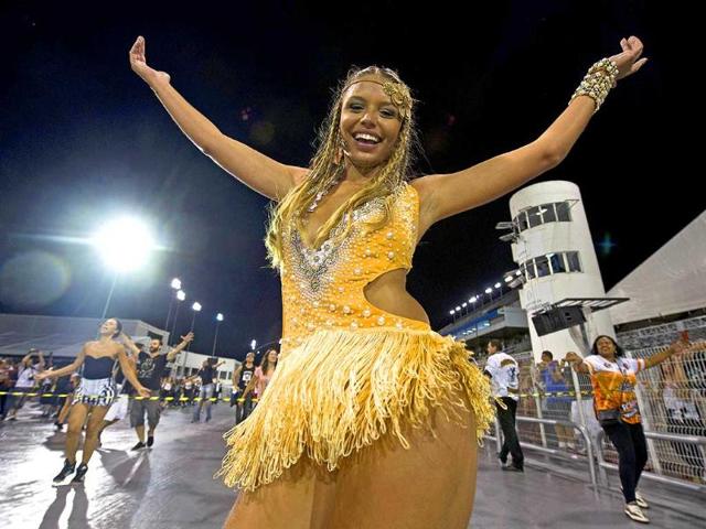 A dancer of the Gavioes da Fiel samba school rehearses at the Sambadrome in Sao Paulo, Brazil, on February 16, 2014. Gavioes da Fiel's theme for this year's carnival is an homage to Brazilian former football star Ronaldo (AFP photo)