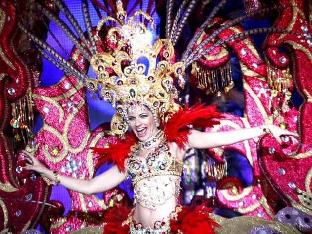A nominee for Queen of the Carnival of Santa Cruz shows off her outfit under the watchful eyes of the jury in Santa Cruz de Tenerife on the Spanish Canary island. The dresses are more than five meters high and over 80 kilos in weight. (AFP photo)