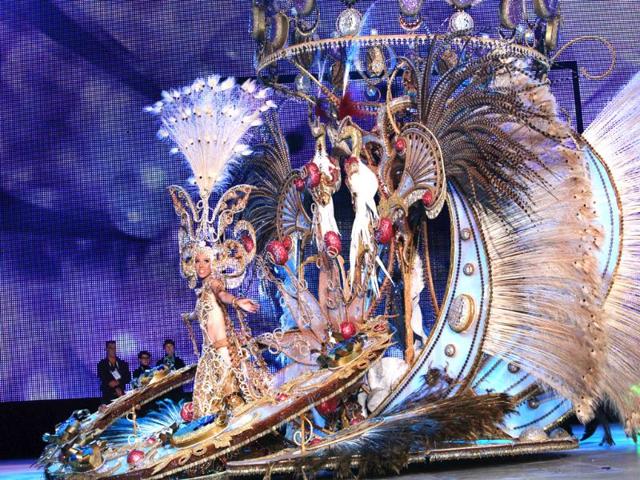 A nominee for Queen of the Carnival of Santa Cruz shows off her outfit under the watchful eyes of the jury in Santa Cruz de Tenerife on the Spanish Canary island. The dresses are more than five meters high and over 80 kilos in weight. (AFP photo)