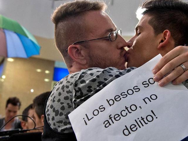 A gay couple kisses during the "Besaton", a "kiss marathon" against discrimination, at a shopping centre in Bogota, Colombia (AFP photo)