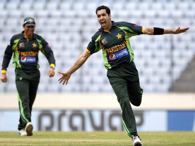Pakistan's Umar Gul celebrates as captain Misbah-ul-Haq (L) watches after he dismissed Virat Kohli during their Asia Cup 2014 match in Mirpur. (Reuters Photo) 