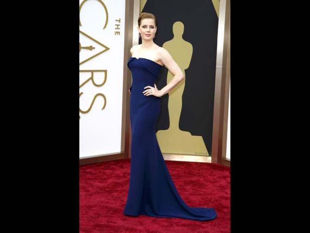 Amy Adams, best actress nominee for her role in American Hustle, wearing a navy Gucci Couture gown arrives at the 86th Academy Awards in Hollywood, California March 2, 2014. (Reuters Photo)