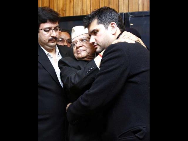 Congress-leader-ND-Tiwari-hugs-Rahul-Shekhar-R-at-Uttrakhand-Bhawan-in-New-Delhi-Arun-Sharma-HT-photo Congress-leader-ND-Tiwari-hugs-Rahul-Shekhar-R-at-Uttrakhand-Bhawan-in-New-Delhi-Arun-Sharma-HT-photo