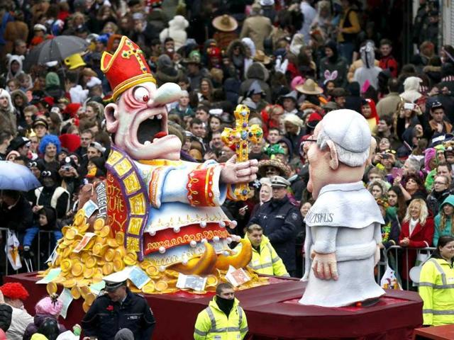 A carnival float with papier-mache caricatures of Pope Francis (R) with a representative of the church, takes part in the traditional Rose Monday carnival parade in Duesseldorf. (Reuters Photo)