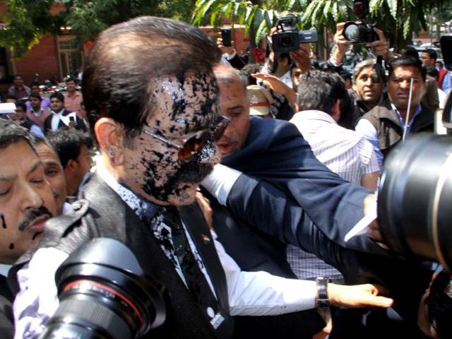 Ink-was-thrown-on-Sahara-chairman-Subrata-Roy-by-a-protestor-when-he-arrived-at-the-Supreme-Court-in-New-Delhi-Photo-by-Arun-Sharma-Hindustan-Times Ink-was-thrown-on-Sahara-chairman-Subrata-Roy-by-a-protestor-when-he-arrived-at-the-Supreme-Court-in-New-Delhi-Photo-by-Arun-Sharma-Hindustan-Times
