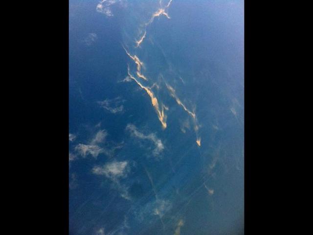This picture taken on March 8, 2014 shows an aerial view of an oil slick taken from a Vietnamese Air Force aircraft taking part in a search mission for a missing Malaysia Airlines aircraft, somewhere between Malaysia's east coast and southern Vietnam. (AFP photo)